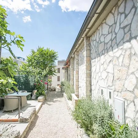 Absolutely Perfect Location Minutes From Old Town Villa